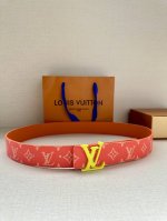 特 Lv Initiales 4.0宽双面腰带是 年春夏男装系列的配饰。Taga 皮革触感柔软，与另一面的Monogram 帆布碰撞色彩。同色 Lv 字母以抛光