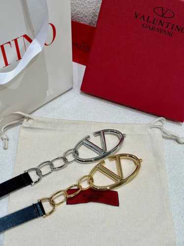 华伦天奴，正品级别，大货实拍 链条腰链，砖扣，搭配超炸Chic感，复古叉显优雅，时尚又显个性！真的灵动又可爱 佩戴上身完美修饰身材 时髦精必备 Zp定制 一致专