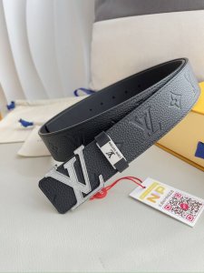 品名： Lv..路易..威登腰带皮带原单 型号：挂扣，经典纯钢材质亚克力面字母挂扣，头层牛皮，图片实物拍摄 材料：头层牛皮，挂扣系列，纯钢材质扣头，钯镀电镀工艺