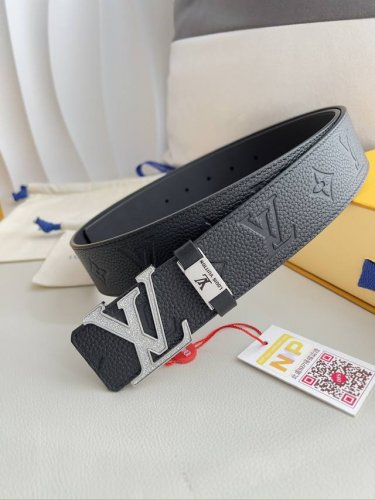 品名： Lv..路易..威登腰带皮带原单 型号：挂扣，经典纯钢材质亚克力面字母挂扣，头层牛皮，图片实物拍摄 材料：头层牛皮，挂扣系列，纯钢材质扣头，钯镀电镀工艺