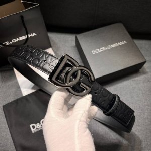 Dg，宽3.5Cm Dolce&Gabbana 全新小牛皮腰带，干练摩登配饰，缀以缎纹金色电镀金属细节。 小牛皮腰带，缀以缎纹金色电镀金属细节：
