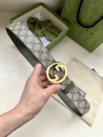 特P160 宽度3.8Cm Gg Marmont系列每一季都会推陈出新，为灵感源于70年代的标志性双G搭扣注入现代精髓。这款黑色/米色和乌木色Gg Suprem