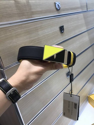 ff系列，特批P200 Fd 宽35Mm 专柜最新款 老佛爷小怪兽系列 双面用腰带 黑黄十字纹，手感舒适，长方形珐琅带扣 装饰Bag Bugs造型和镀钯细节，双