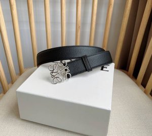 Loewe 罗意威专柜最新同款腰带 选用鹅卵石纹牛皮革腰带 配有Loewe Anagram针扣 卓越的工艺 个性的造型 精美的材质 宽:3.2Cm