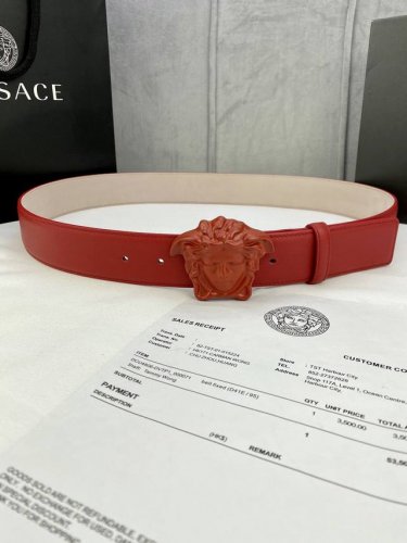 宽度4.0Cm Versace 范思哲 此款柔软的皮带饰彩色3D美杜莎腰带扣 可搭配正装或休闲牛仔装