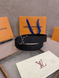 Lv Initiales Blason 40 毫米双面腰带诠释创意总监 Pharrell Williams 对品牌传统与摩登风尚的热忱。柔软皮革外层点缀的 Lv