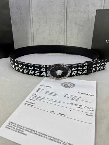 特 宽度4.0Cm Versace 范思哲 此款palazzo腰带采用牛皮革面料制作，并饰有le Pop Classique图案印花和标志性的椭圆美杜莎五金配件