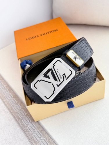 品名： Lv..路易..威登腰带皮带原单 型号：挂扣，经典纯钢材质挂扣，头层牛皮，图片实物拍摄 材料：头层牛皮，挂扣系列，纯钢材质扣头，钯镀电镀工艺永不掉色。原