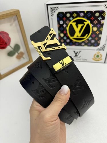 品名：Lv..路易..威登原单 材质：原单牛皮腰带 百分百头层牛皮腰带保证真皮，24K纯钢扣，专柜原单品质、做工精细，时尚大牌，送人自用首选 包装： 请认准如图
