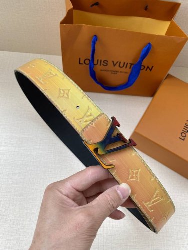 特 4.0宽:Pyramide Trunk L’Il 双面腰带以品牌经典元素烘托醒目数字印花，纪念 Virgil Abloh 的第七场路易威登时装秀。Lv Py