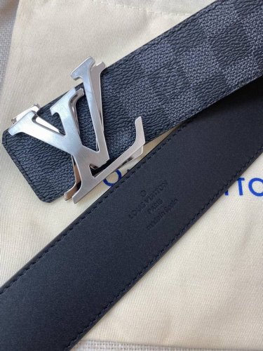配全套包装礼盒 Lv 代工厂货品 4.0宽度 正品一体铸造五金，原厂皮料。
