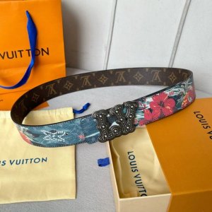 寬：40 驢家新品 Nigo新品限量版 專櫃有售新品男士系列 訂製帆布面料飾有最新的圖案 搭配經典咖老花色系 新款鋼K字母搭扣 雙面用 兩種佩戴方式潮男必備款
