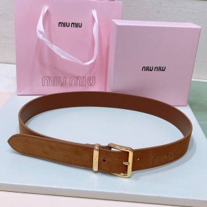 特 Miumiu 23 金属搭扣. 腰带环饰有激光雕刻徽标，这款皮革腰带设计简约而优雅 ，腰带伴环以Miu Miu徽标 进口牛皮腰带 3.5Cm