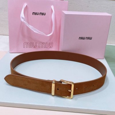 特 Miumiu 23 金属搭扣. 腰带环饰有激光雕刻徽标，这款皮革腰带设计简约而优雅 ，腰带伴环以Miu Miu徽标 进口牛皮腰带 3.5Cm