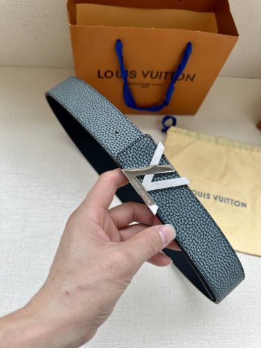 特 本款 Damier Lv 4.0宽 双面腰带做工精良，风格经典。深色牛皮革皮带与 Lv 字母搭扣优雅相称，与精心镂刻的英字母气质优雅，可双面使用，轻松搭配您