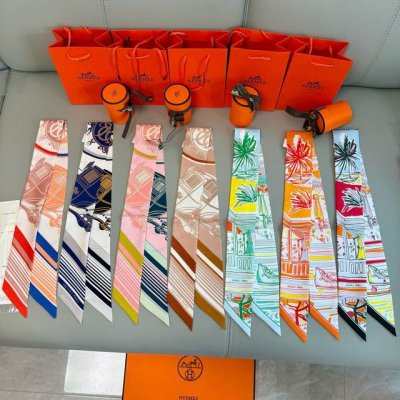 爱马仕Hermes Rayures D'ete Twilly小丝巾 Twilly小丝巾 100%桑蚕丝 重磅18姆米斜纹面料 这款小巧的真丝配饰佩戴方式千变万化