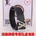 皮带：Lv..路易..原单 腰带：百分百头层牛皮，保证真皮。24K纯钢扣双面可用专柜同等质量， 送人自用首选 包装： 请认准如图专柜包装，赠送打孔器，银联发票，