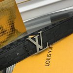 驴牌男士新款腰帶 寬度4Cm 訂製帆布面料飾有全新的圖案效果 颜色纯正 衬托進口小牛皮配色底 搭配精緻的字母搭扣 手感极佳 搭配專櫃最新原版禮品盒