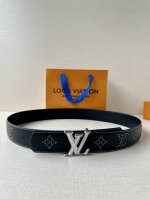 特 这款尺寸为4.0宽的Lv皮带采用光滑皮革制成 饰有饰钉 形成了房子的花押字 它的特点是具有老化效果的Lv尺寸环和沿边缘的明显接缝 这些细节赋予了该模型复杂的