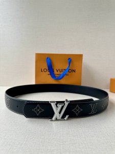 特 这款尺寸为4.0宽的Lv皮带采用光滑皮革制成 饰有饰钉 形成了房子的花押字 它的特点是具有老化效果的Lv尺寸环和沿边缘的明显接缝 这些细节赋予了该模型复杂的