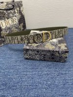 特 秋冬新款这款腰带巧妙融合优雅与时尚，彰显 Dior 的精湛工艺。采用黑色皮革精心制作，饰以 Kumo 藤格纹，以全新方式呈现经典图案。腰带长度可调节，搭配金