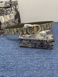 特 秋冬新款这款腰带巧妙融合优雅与时尚，彰显 Dior 的精湛工艺。采用黑色皮革精心制作，饰以 Kumo 藤格纹，以全新方式呈现经典图案。腰带长度可调节，搭配金