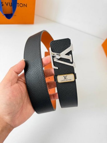 品名： Lv..路易..威登腰带皮带原单 型号：挂扣，经典纯钢材质挂扣，头层牛皮，图片实物拍摄 材料：头层牛皮，挂扣系列，纯钢材质扣头，镀钯电镀工艺永不掉色。原