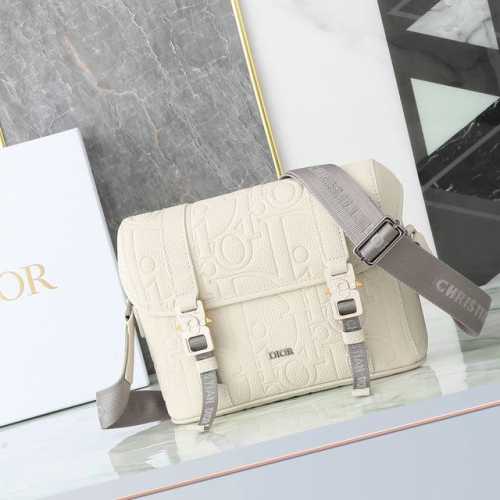 Dior Hit The Road 翻盖信使包 米色Dior Gravity 印花效果皮革和米色粒面牛皮革 P40,000 编号:1Espo333Llg_H11