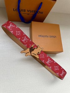 特 本款4.0宽 Lv Initiales 双面腰带推出缤纷新色。一面为华美 Taurillon 皮革铺陈品牌经典图案，一面以光滑素雅牛皮革展露低调个性。Lv