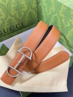 当季新款，双面腰带搭配可拆卸金色调马衔扣搭扣，致意Gucci深厚传承，为2025秋冬系列再添新作。以黑色和棕色牛皮革匠心打造，展现优雅气韵与随性风范。 DDD