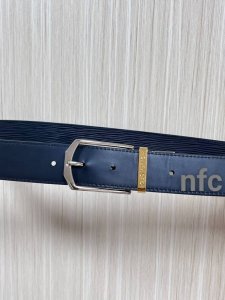 3.5双面进口牛皮，单面水波纹，搭配精品单桥旋转分身色扣。实物实拍，官网同步。