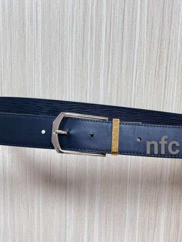 3.5双面进口牛皮，单面水波纹，搭配精品单桥旋转分身色扣。实物实拍，官网同步。