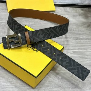 fendi 芬迪 专柜同款 宽4.0Cm 双环正反用腰带 Ff按钉搭扣 棕色Cuoio Romano皮革材质 反面面料带有烟草黄和黑色Ff图案 金属饰面 时尚经