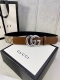 宽度4.0Cm Gucci 这款腰带在早秋系列中惊艳亮相，采用以标志性米色 乌木色组合呈现的品牌双g字母交织图案，与黑色皮革材质相得益彰。双g搭扣采用做旧效果，