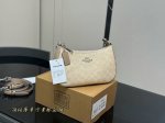 配盒 升级版 Size：24*13*7Cm 蔻驰 Teri腋下包 五金再次升级 腋下包设计天花板了哦！ 配有2条肩带， 单肩斜挎都可以！ 颜值 搜索Coach