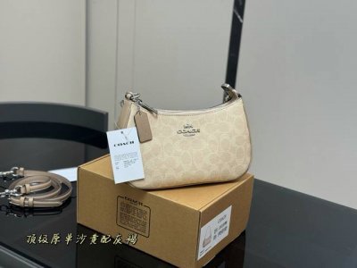配盒 升级版 Size：24*13*7Cm 蔻驰 Teri腋下包 五金再次升级 腋下包设计天花板了哦！ 配有2条肩带， 单肩斜挎都可以！ 颜值 搜索Coach