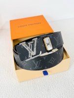 品名： Lv..路易..威登腰带皮带原单 型号：挂扣，经典纯钢材质挂扣，头层牛皮，图片实物拍摄 材料：头层牛皮，挂扣系列，纯钢材质扣头，钯镀电镀工艺永不掉色。原