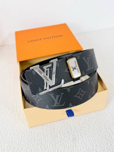 品名： Lv..路易..威登腰带皮带原单 型号：挂扣，经典纯钢材质挂扣，头层牛皮，图片实物拍摄 材料：头层牛皮，挂扣系列，纯钢材质扣头，钯镀电镀工艺永不掉色。原