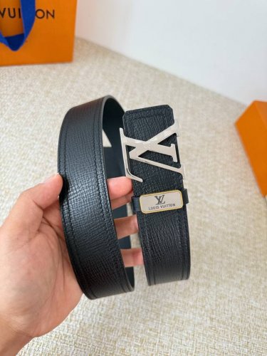 品名： Lv..路易..威登腰带皮带原单 型号：挂扣，经典纯钢材质挂扣，头层牛皮，图片实物拍摄 材料：头层牛皮，挂扣系列，纯钢材质扣头，钯镀电镀工艺永不掉色。原
