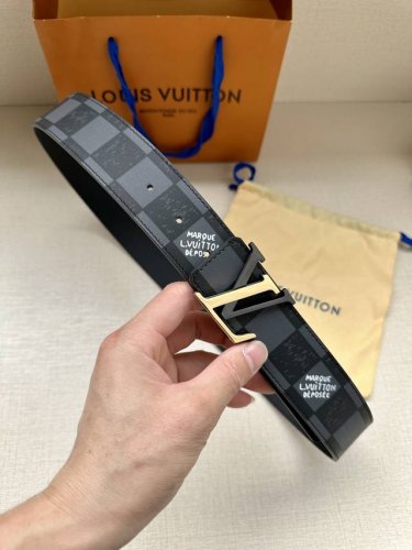 特 4.0宽Lv Line 双面腰带令抛光搭扣的 L 字呈现摩登无论搭配经典 Monogram 牛皮革，均可释放儒雅气度。