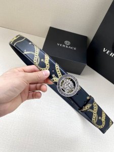 宽度4.0Cm Versace此款个性皮带由皮革制成，饰有Royal Rebellion印花，配有标志性Medusa五金配件搭扣