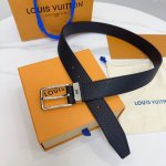 Lv City Pin 腰带以经典风格勾勒流畅线条，流露沉稳商务格调。金属搭扣闪烁光泽，Lv字母铭纹标注品牌身份；此款腰带易搭配服饰，商务休闲两相宜。腰带宽度：