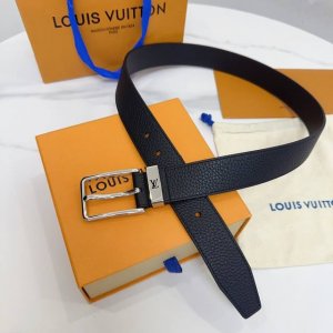 Lv City Pin 腰带以经典风格勾勒流畅线条，流露沉稳商务格调。金属搭扣闪烁光泽，Lv字母铭纹标注品牌身份；此款腰带易搭配服饰，商务休闲两相宜。腰带宽度：