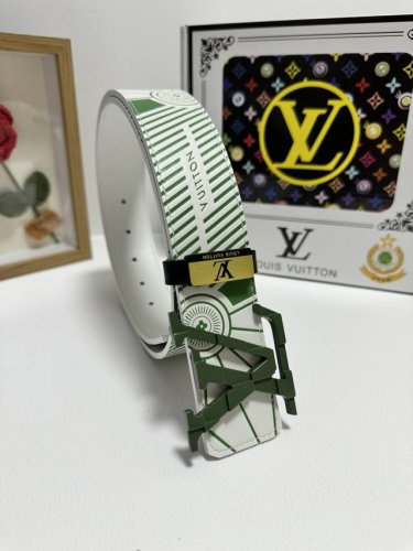 品名：Lv..路易..威登 材质：原单牛皮腰带 百分百头层牛皮腰带保证真皮，24K纯钢扣，专柜原单品质、做工精细，时尚大牌，送人自用首选 包装： 请认准如图专柜