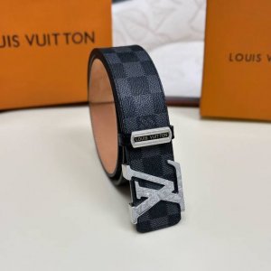 精品4.0纯钢雕花扣 批 配全套包装 品牌：L V海外原单 扣头材质：精品实心钢扣 带身材质正面：40Mm宽度采用双面进口原版皮腰带，真空电镀五金扣头实物拍摄