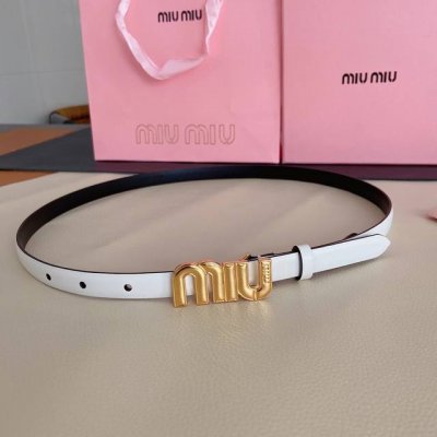 特 Miumiu新款同步，1.5Cm宽度City Calf小牛皮材质纯铜金属搭扣，饰有大号金属刻字徽标赋予此款极简主义风格的皮革腰带明丽气息。皮革腰带环设计提升