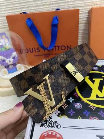 品名：Lv..路易..威登原单 材质：原单牛皮腰带 百分百头层牛皮腰带保证真皮，24K纯钢扣，专柜原单品质、做工精细，时尚大牌，送人自用首选 包装： 请认准如图 - 点击图像关闭