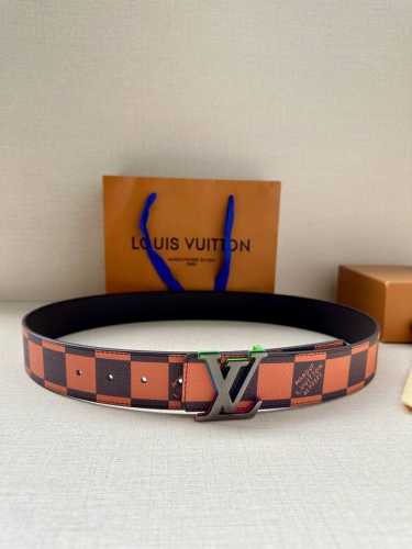 特 本款 Lv Initiales 双面腰带出自 春夏男装秀场，为 Damier Pop 帆布浸染潮流新色，翻转可见光滑素雅牛皮革。Lv 字母搭扣与崭新 Lou