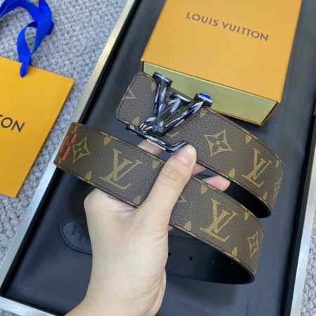 特 驴家Lv早春新品 原单品质 宽度3.8Cm 双面可用 全新摩登时尚的帆布衬托原厂小牛皮底 搭配经典而精致的搭扣设计 - 点击图像关闭