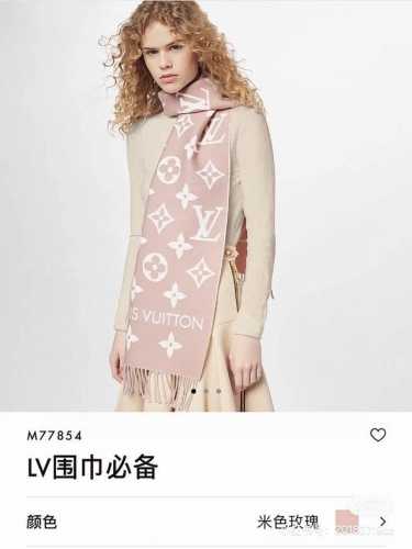 今年热度最高的嫩粉拼白围巾本款Lvessential围巾聚焦大元素，以Monogram图案和路易威登标识宣示品牌底蕴，搭配柔美流苏饰边，成就Reykjavik围